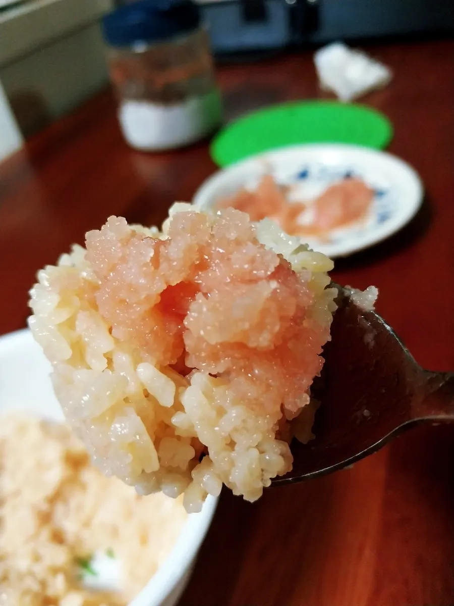 밥 위에 올린 참기름 명란젓 한 점