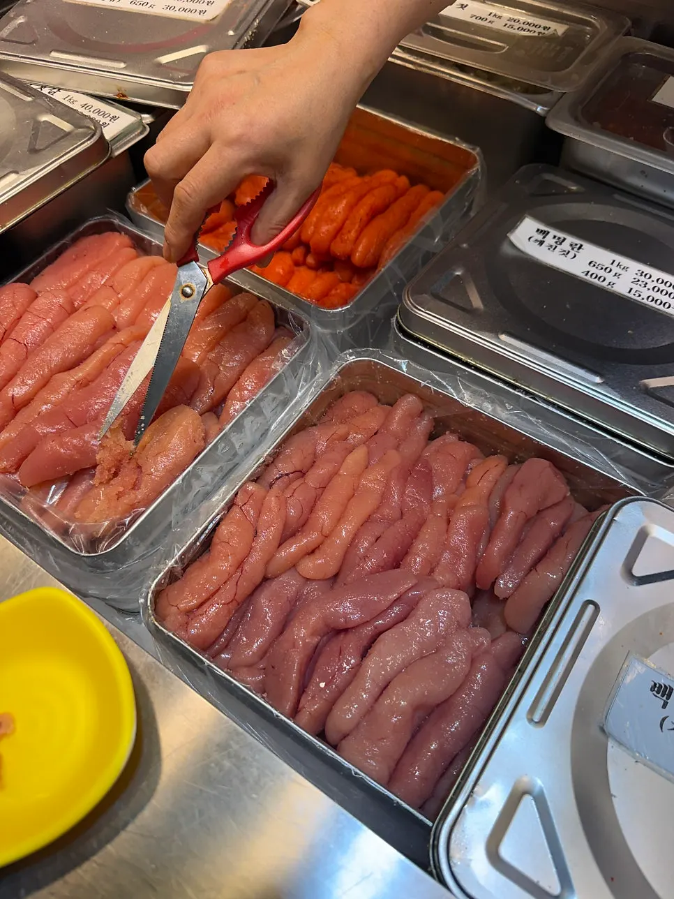 황부자젓갈에서 접시에 담아 내준 젓갈 시식