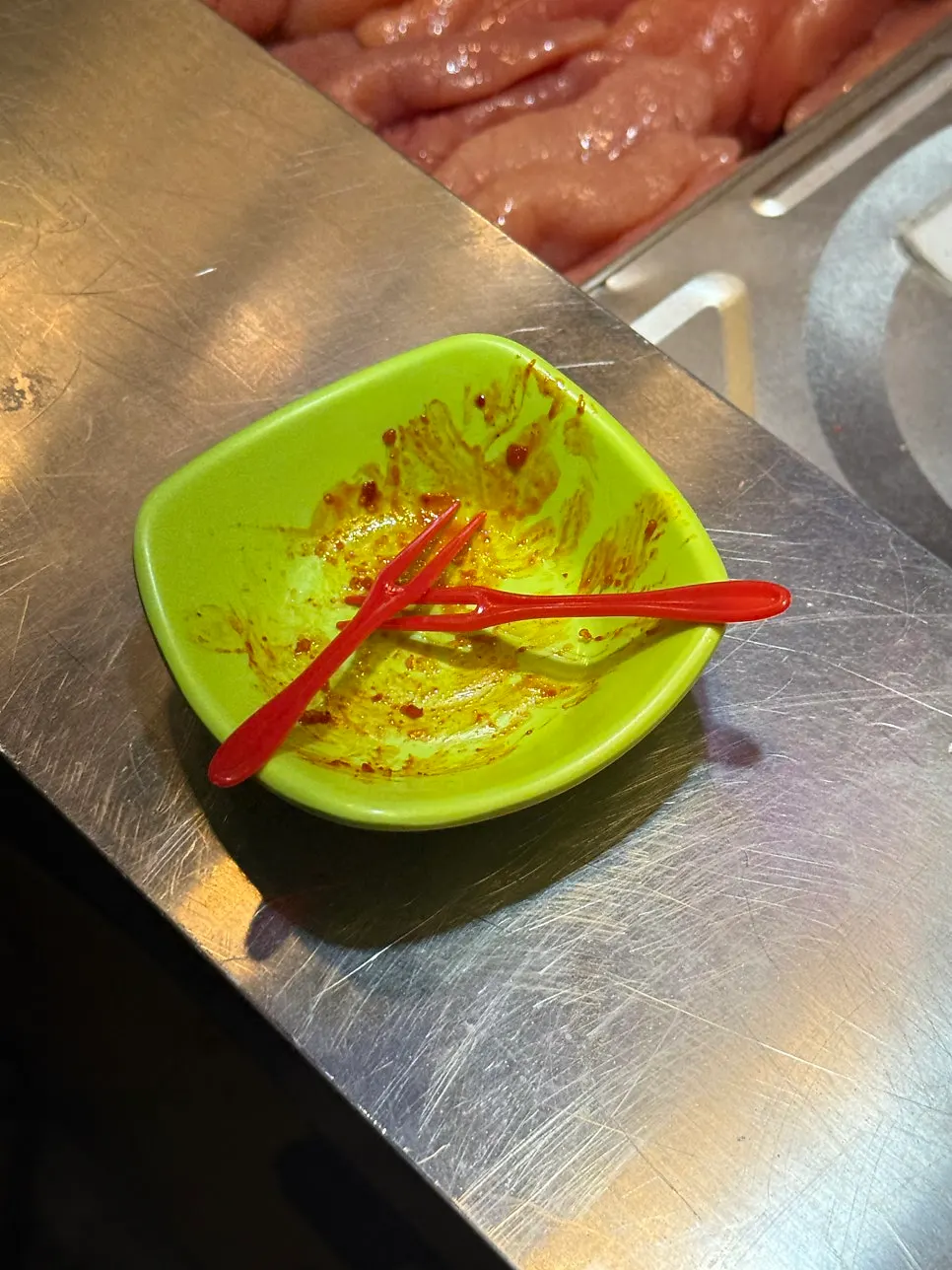 여러 종류를 비교해 맛보는 젓갈 시식 접시