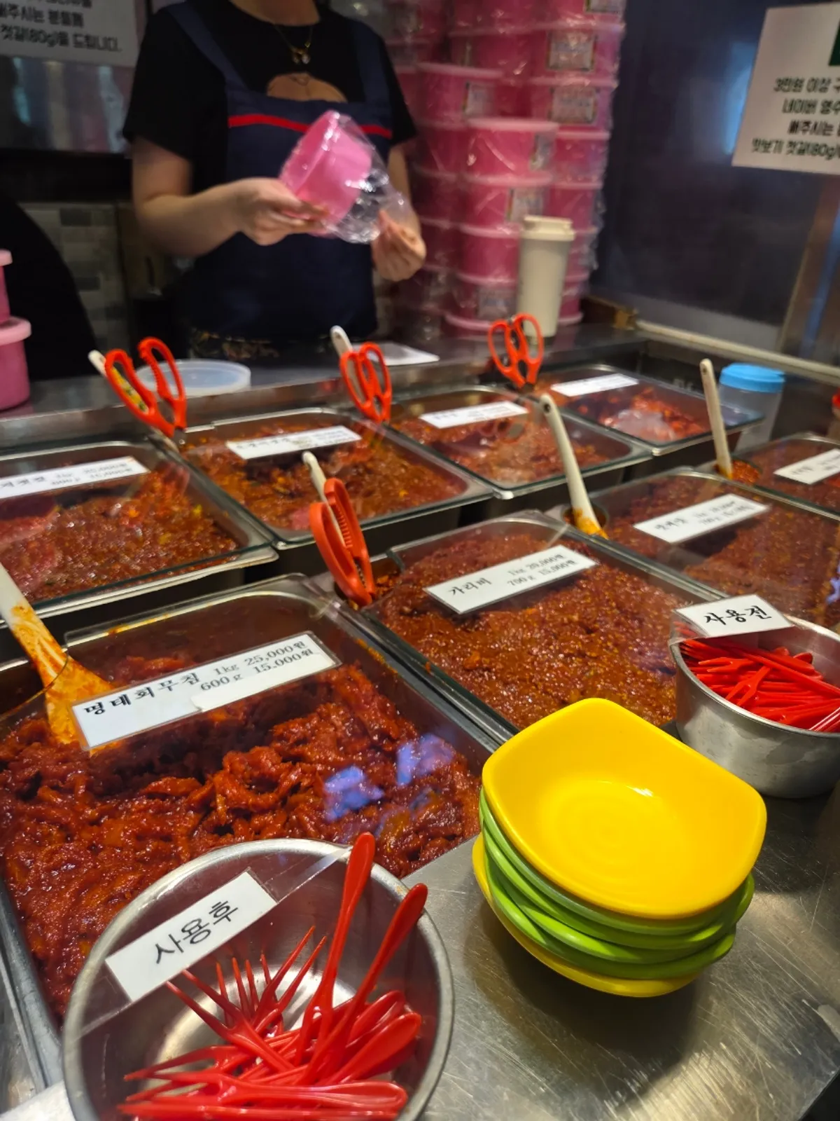 일회용 포크로 한입씩 맛보는 젓갈 시식