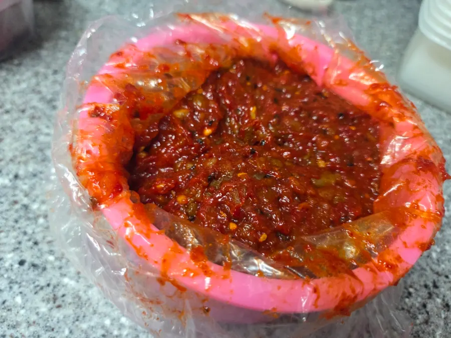 가득 담긴 젓갈 클로즈업