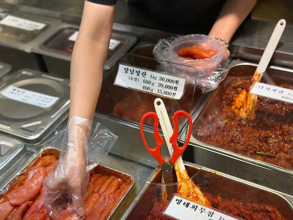 Counter with low-salt white pollock roe and seasoned pollock roe