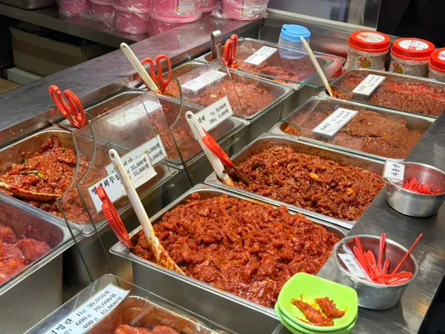 황부자젓갈 진열대에 놓인 여러 종류의 젓갈