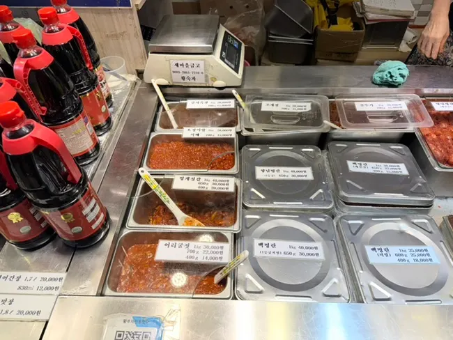 윤기 나는 양념 젓갈 진열 모습