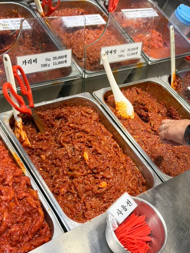 명태회무침 가격이 적힌 황부자젓갈 가격표