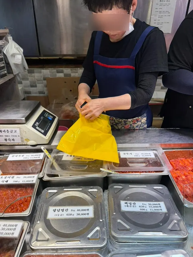 아이스팩과 함께 포장되는 젓갈