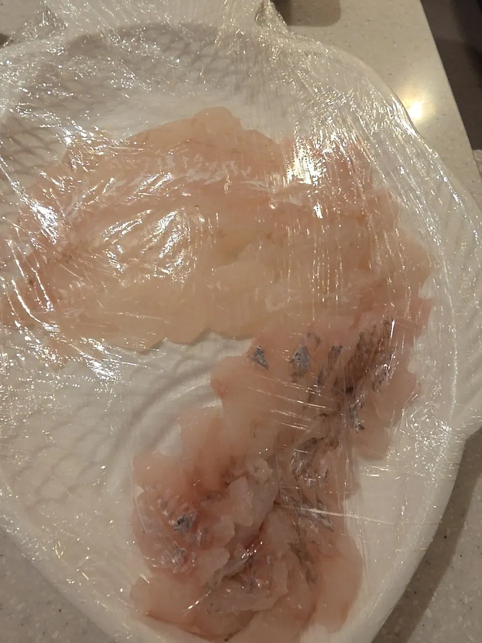 와사비 간장에 찍은 광어회 한 점