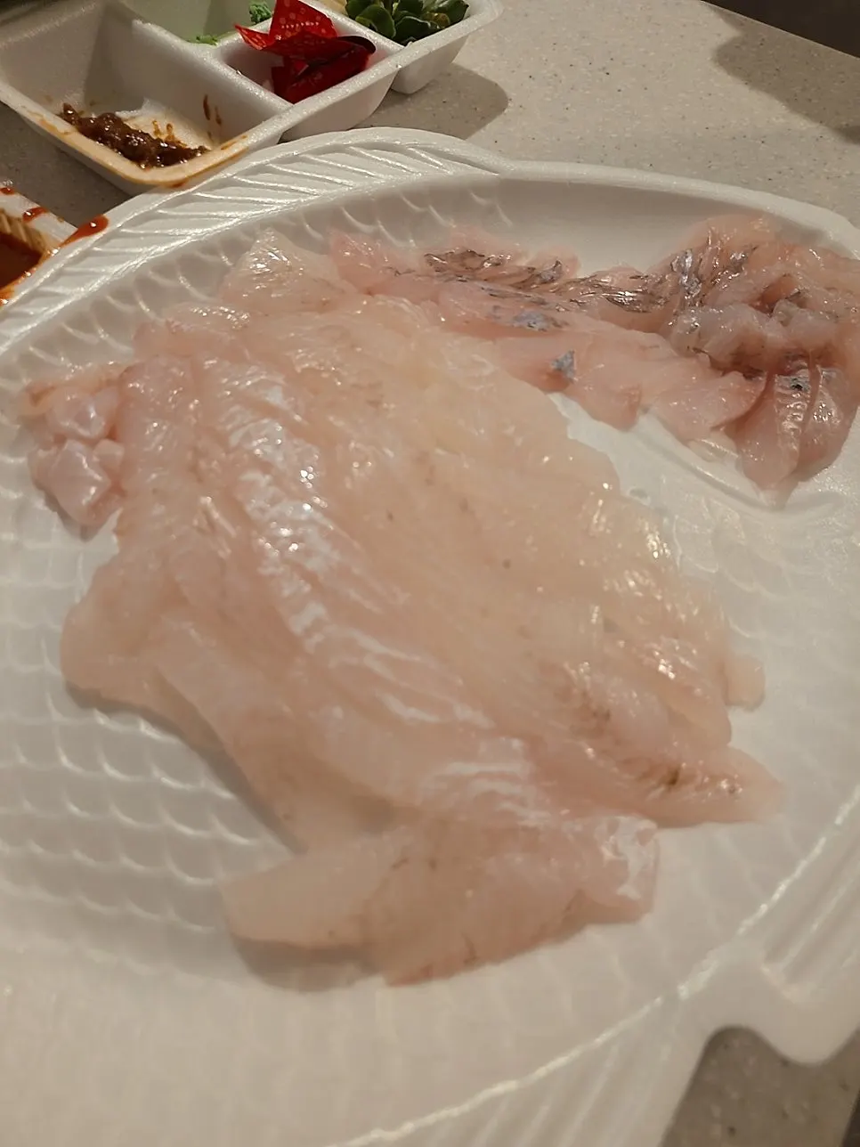 쫀득한 우럭회 한 점