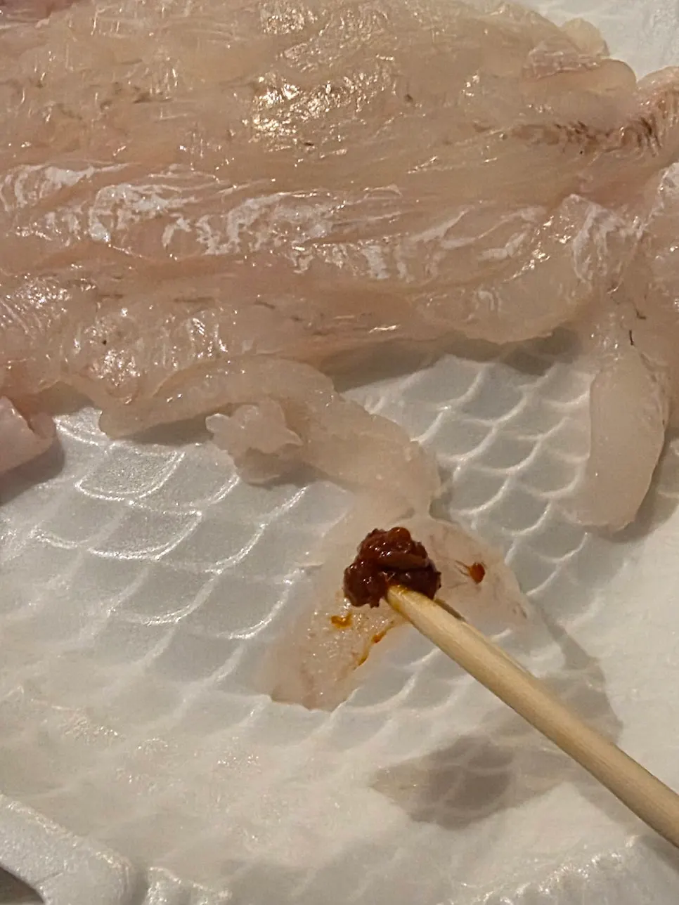 두툼하게 썰린 회 단면