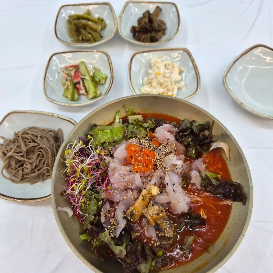 황금물회 한 상 차림과 밑반찬