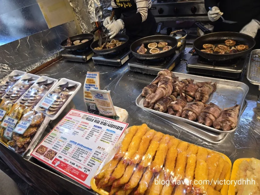 바쁘게 오징어순대를 만드는 가게 모습