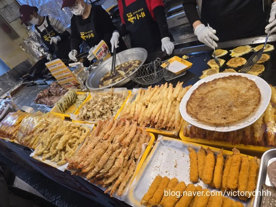 손수 오징어순대를 준비하는 조리 장면