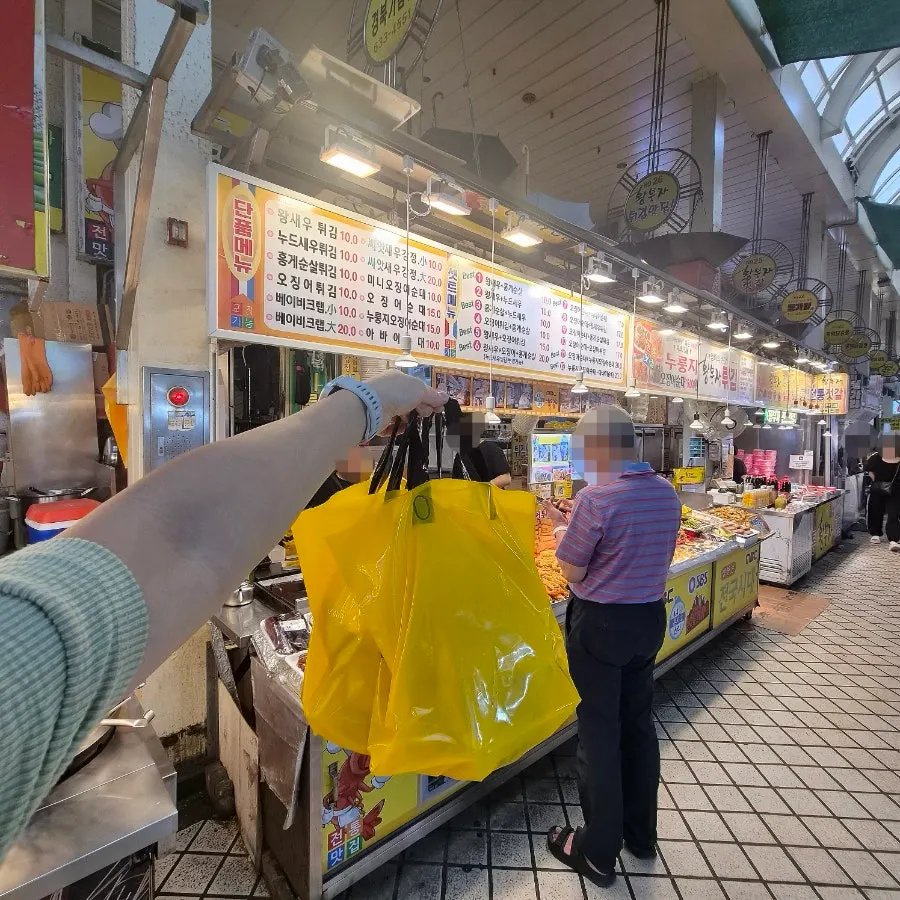 Space for eating inside the shop
