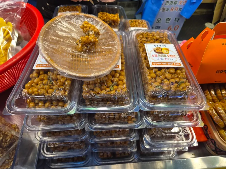Yakgwa and drinks on display at Sokcho Yetgokgan