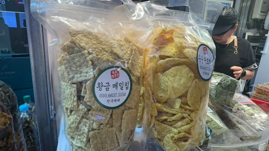 속초옛곳간 칩 과자 진열 모습