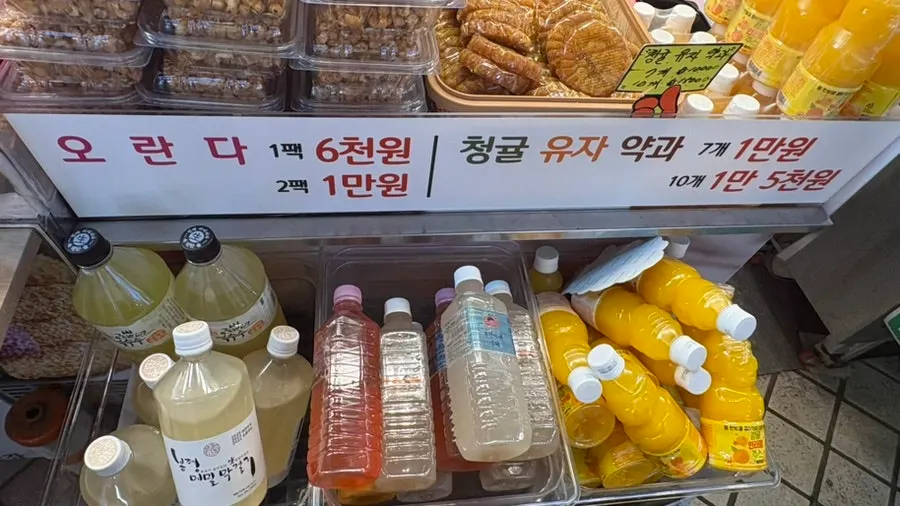 속초옛곳간 음료와 간식 진열 모습