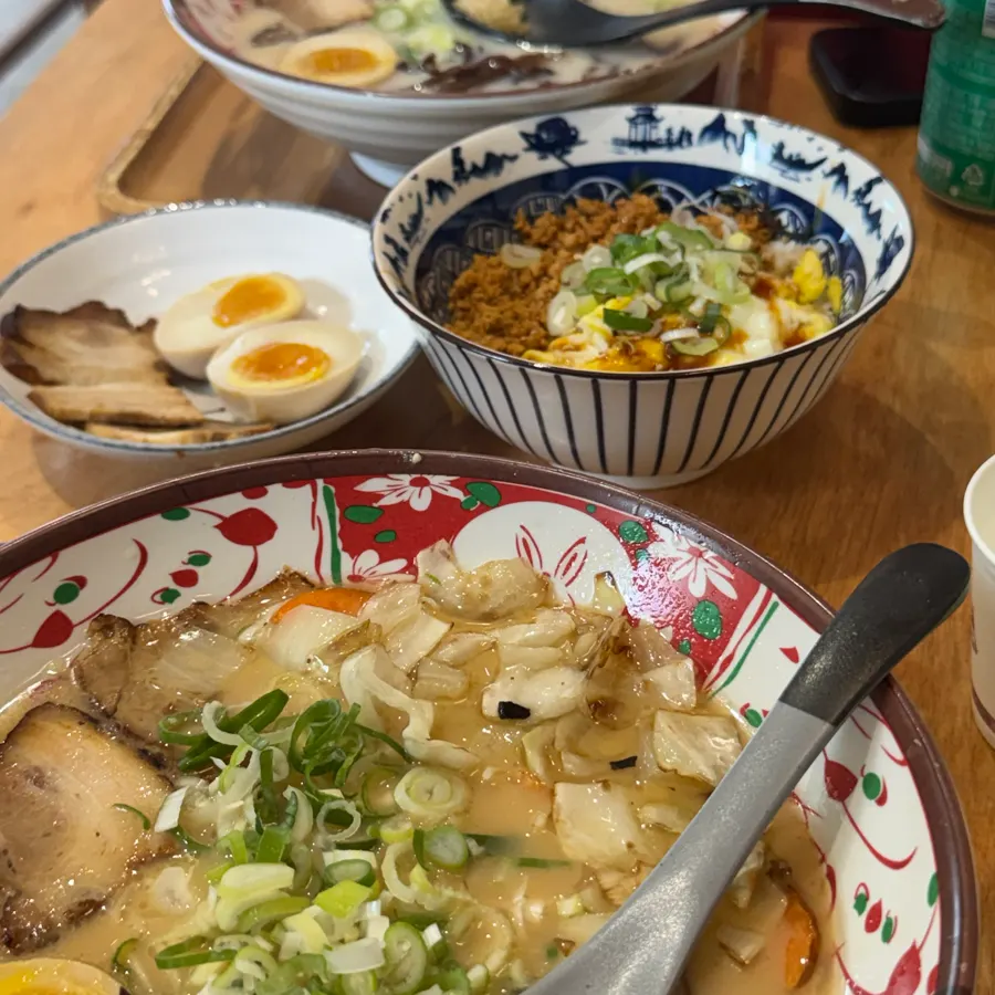 Scene of eating butadon alongside ramen