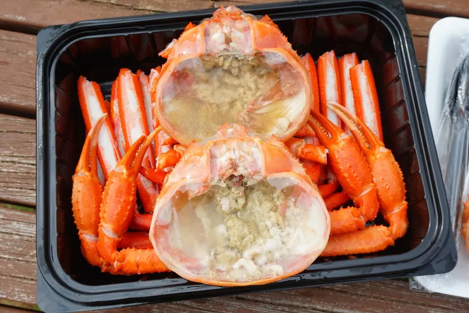 Red snow crab rice ball with crab meat aroma soaked into the rice