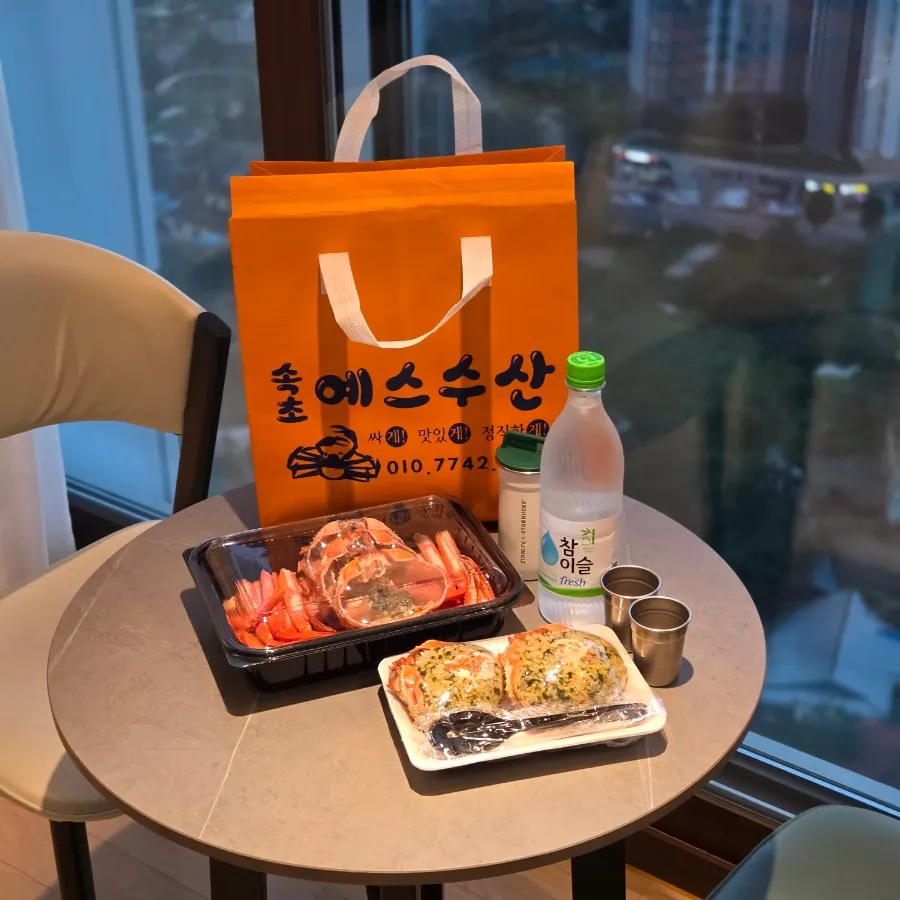 Yes Susan red snow crab lunchbox in insulated bag packaging