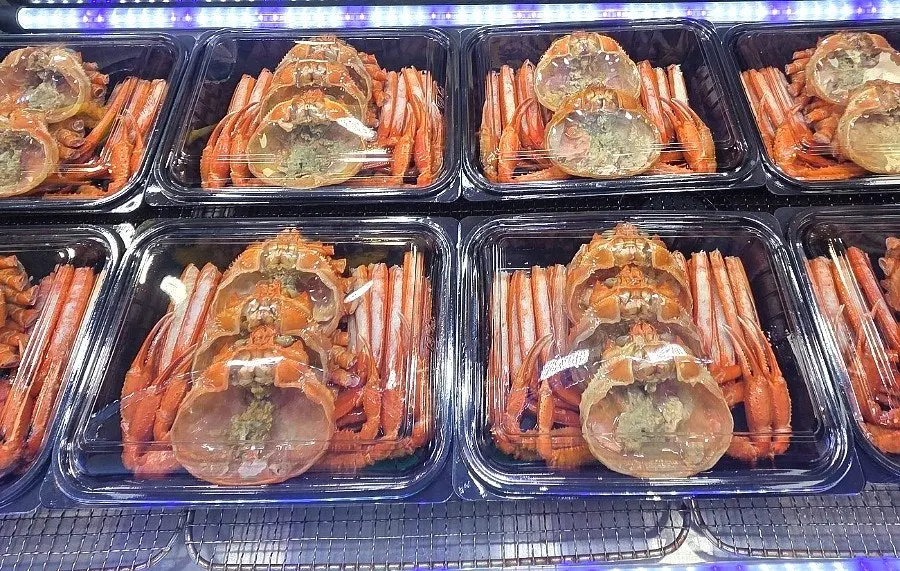손질되어 진열된 속초 중앙시장 홍게 도시락