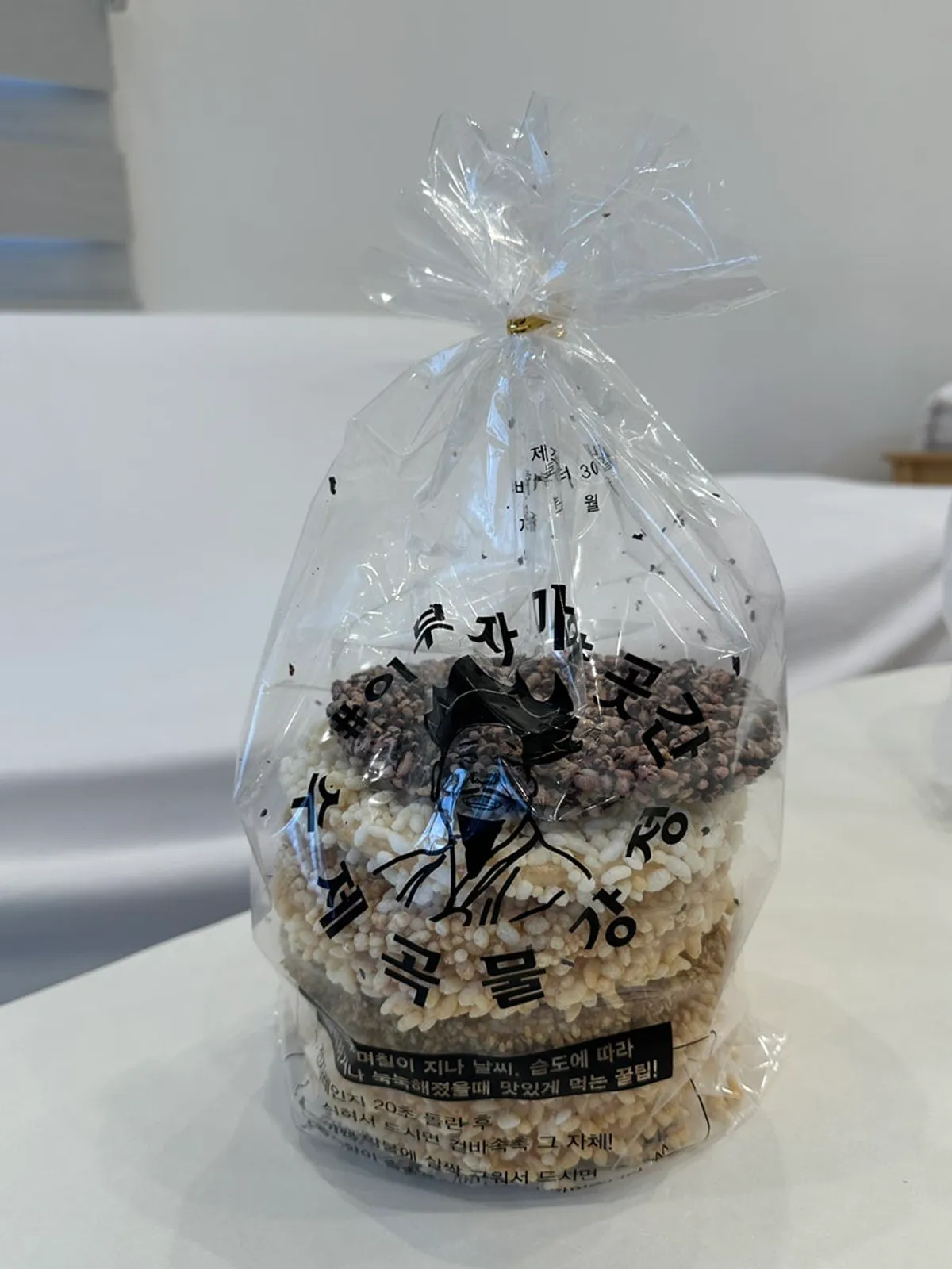 8 varieties of grain gangjeong inside the bag