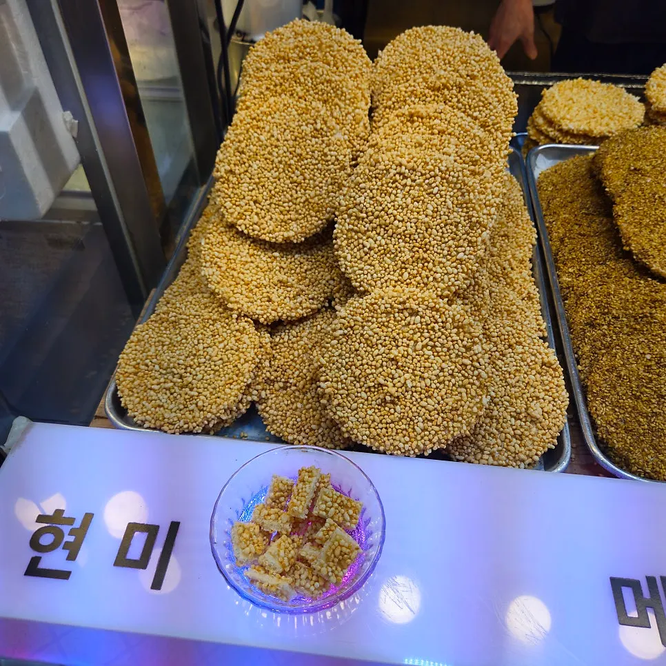 매대에 놓인 수제 쌀강정