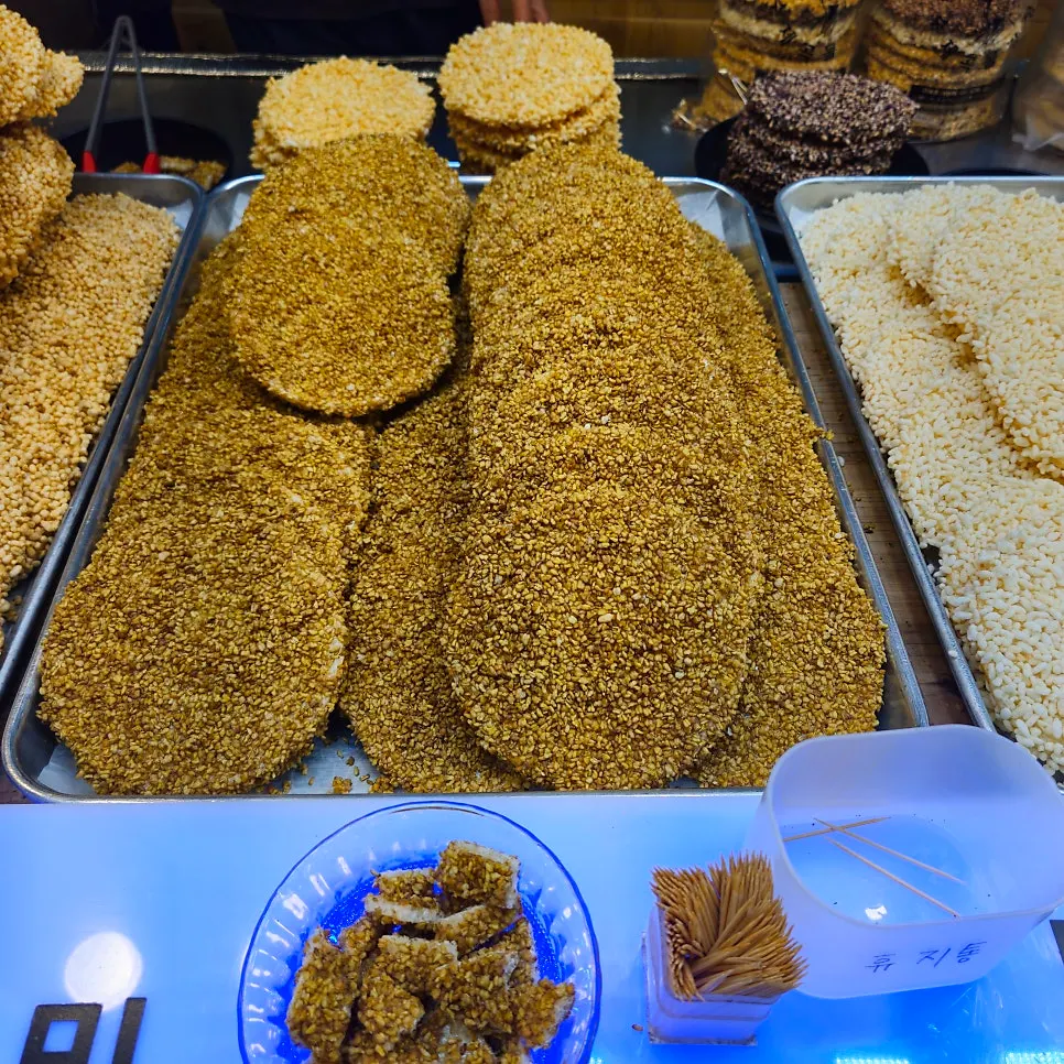 여러 곡물 종류의 수제 쌀강정