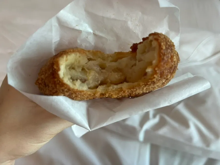 Pizza-flavored filling inside the potato croquette