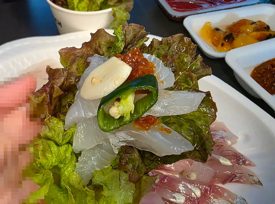 회 세 점 올린 쌈 한 입