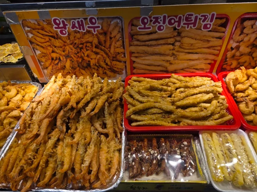 매장 앞에 진열된 노릇한 튀김들