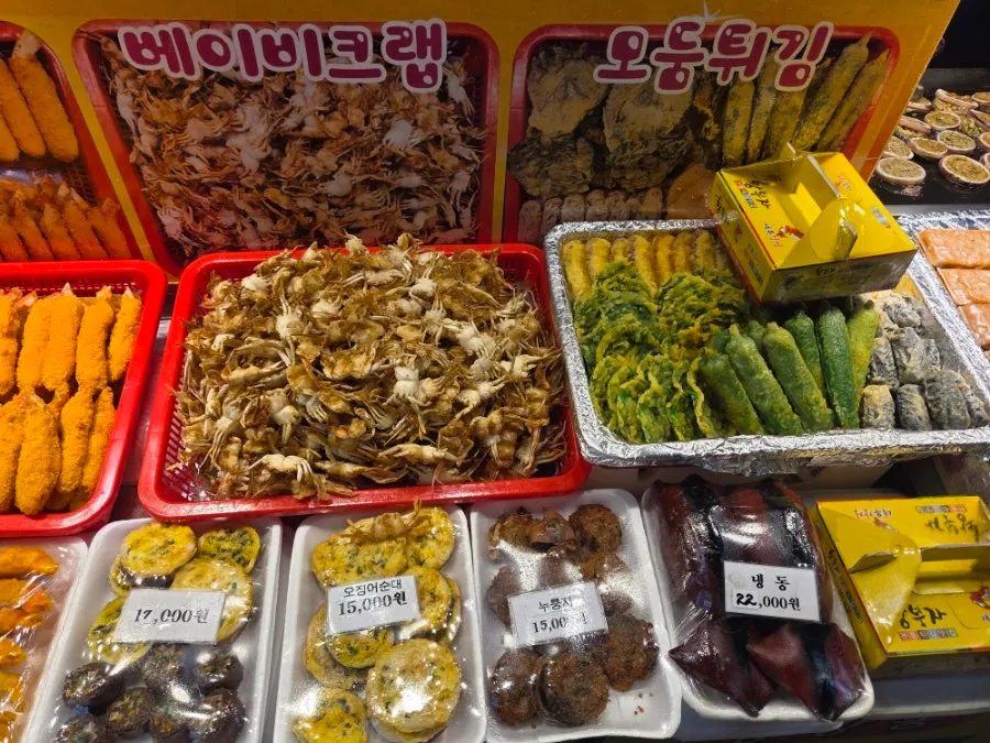 새우와 베이비크랩 등 튀김 진열 모습
