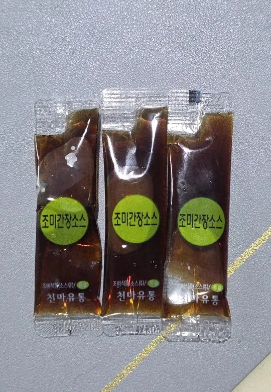 함께 받은 조미간장 세 개