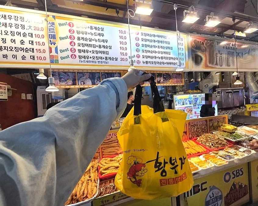 오징어순대와 튀김을 함께 차린 상차림