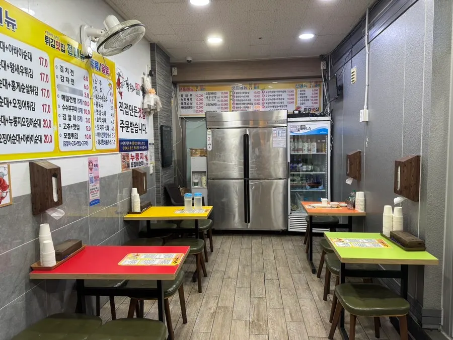 Table seating area inside Hwangbuja Twigim