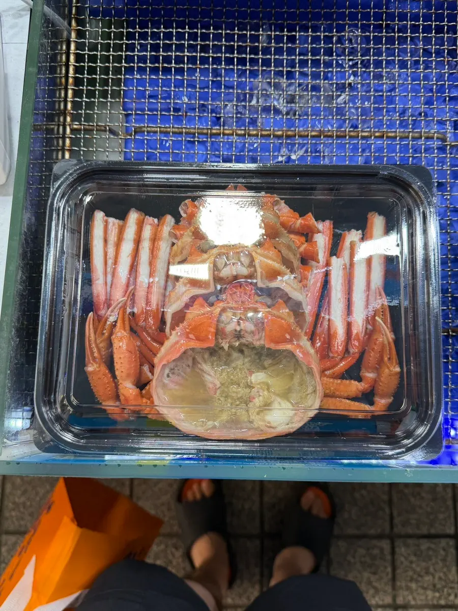 Close-up of the crab lunchbox display case