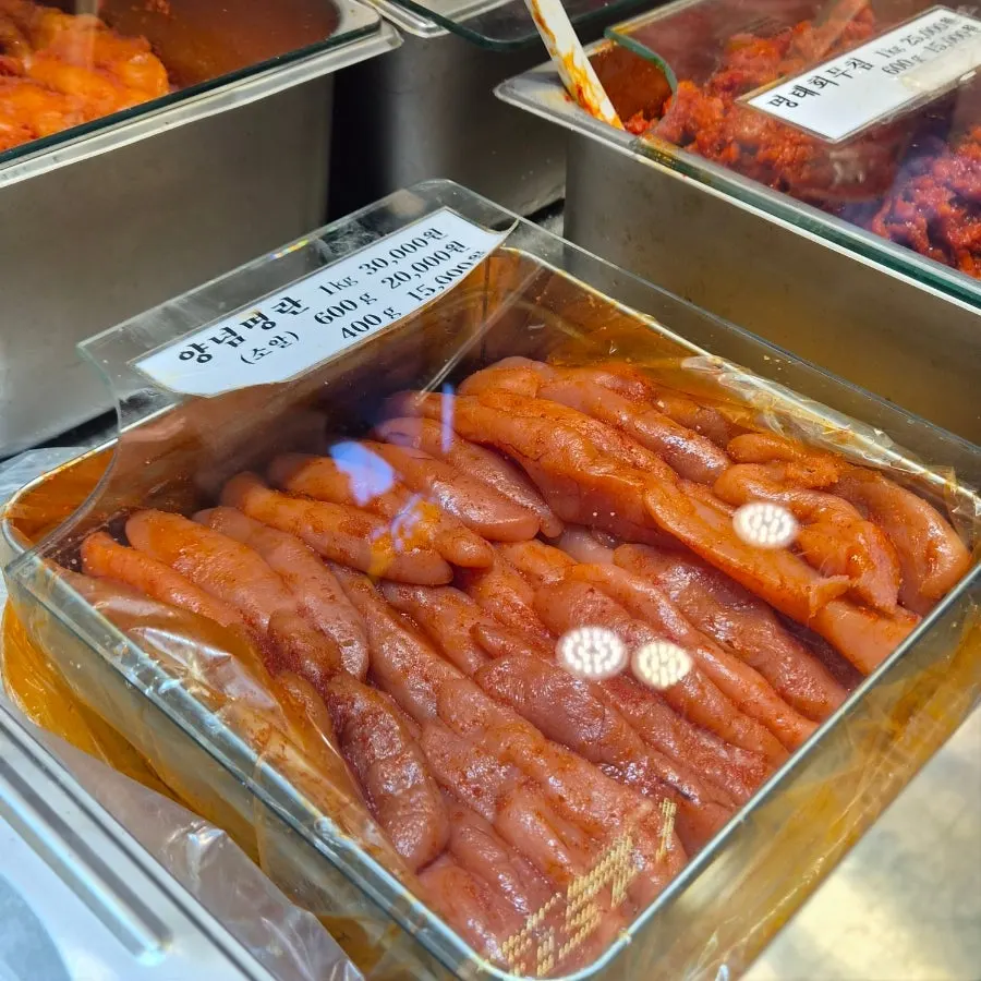 황부자젓갈 젓갈 진열대 모습