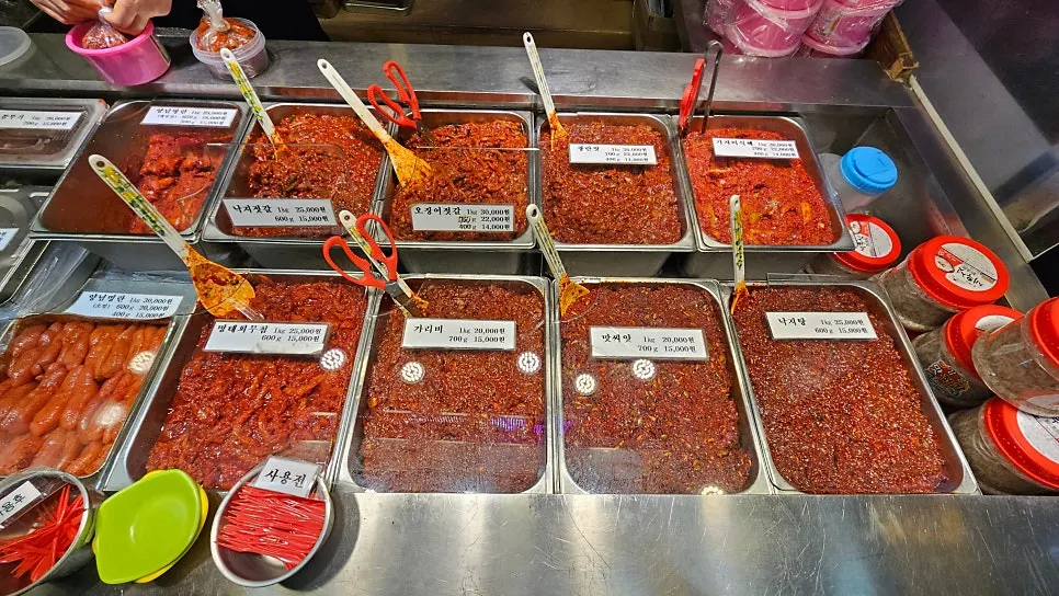가격이 표시된 젓갈 진열대