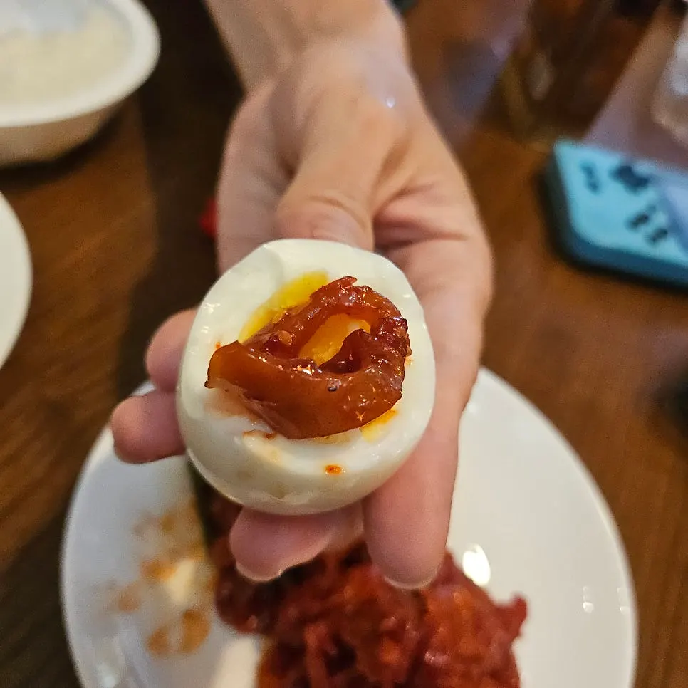 반숙 삶은 달걀 위에 올린 젓갈