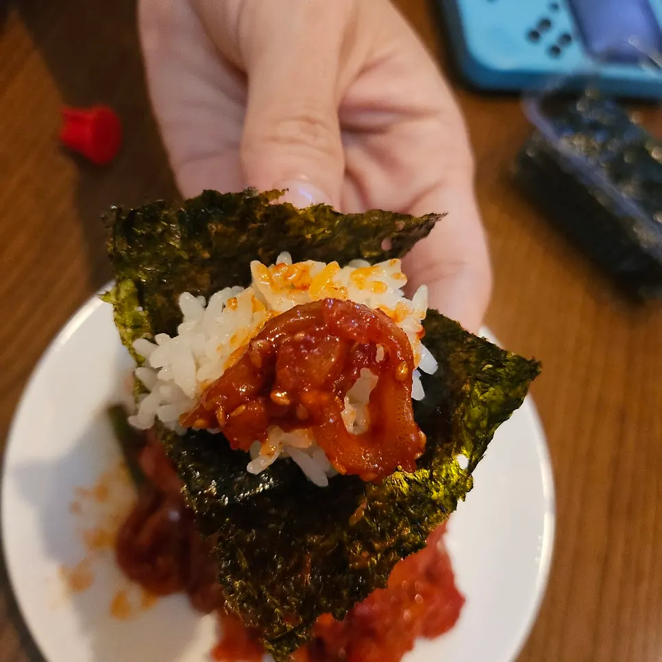 김에 밥과 젓갈을 올린 한 입 쌈