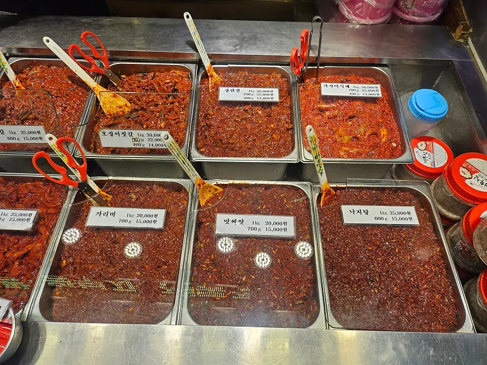 黃色招牌下陳列醃海鮮桶的店門口