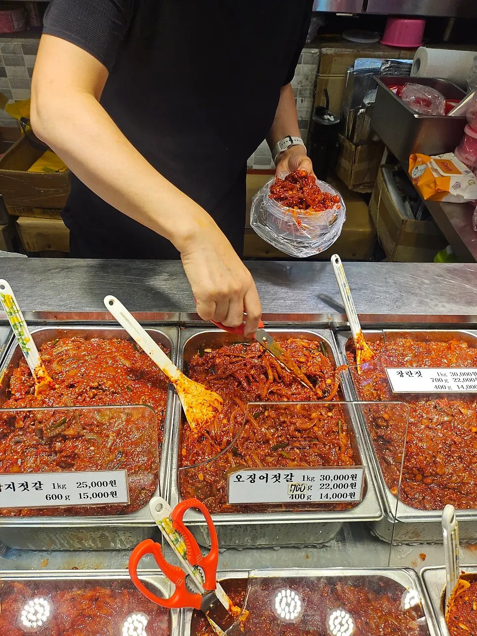 拌上紅色醬料陳列的醃海鮮