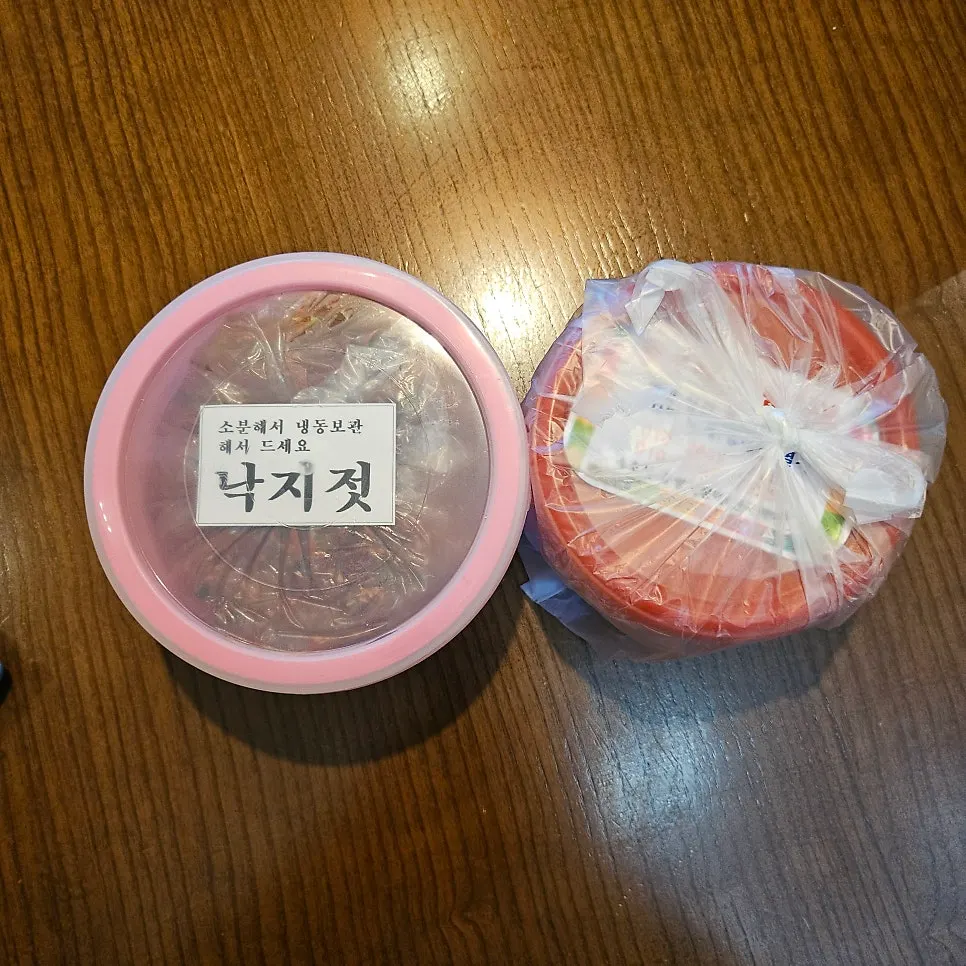 用保鮮膜密封包裝好的醃海鮮容器