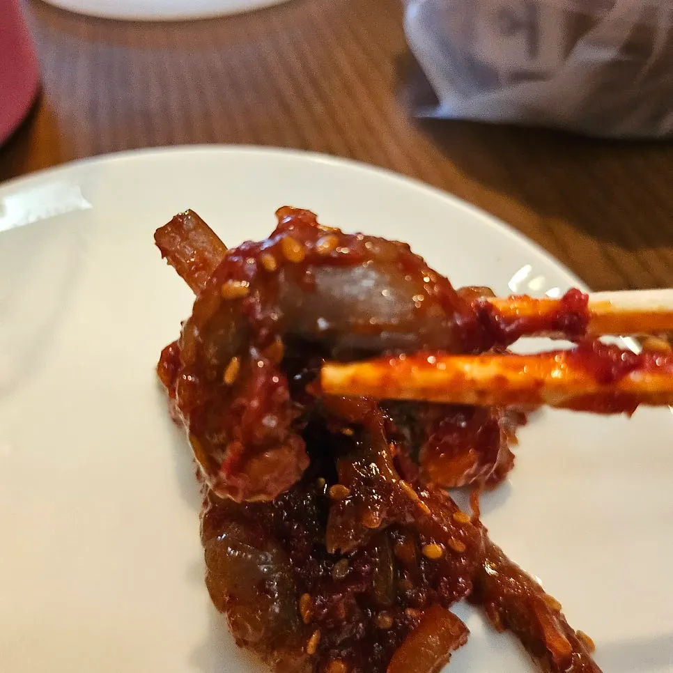 裝進保鮮盒中的魷魚醃