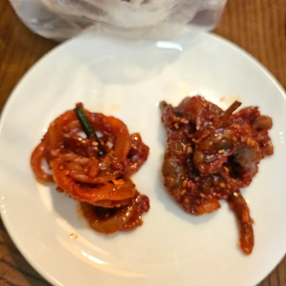 白飯上放一口魷魚醃