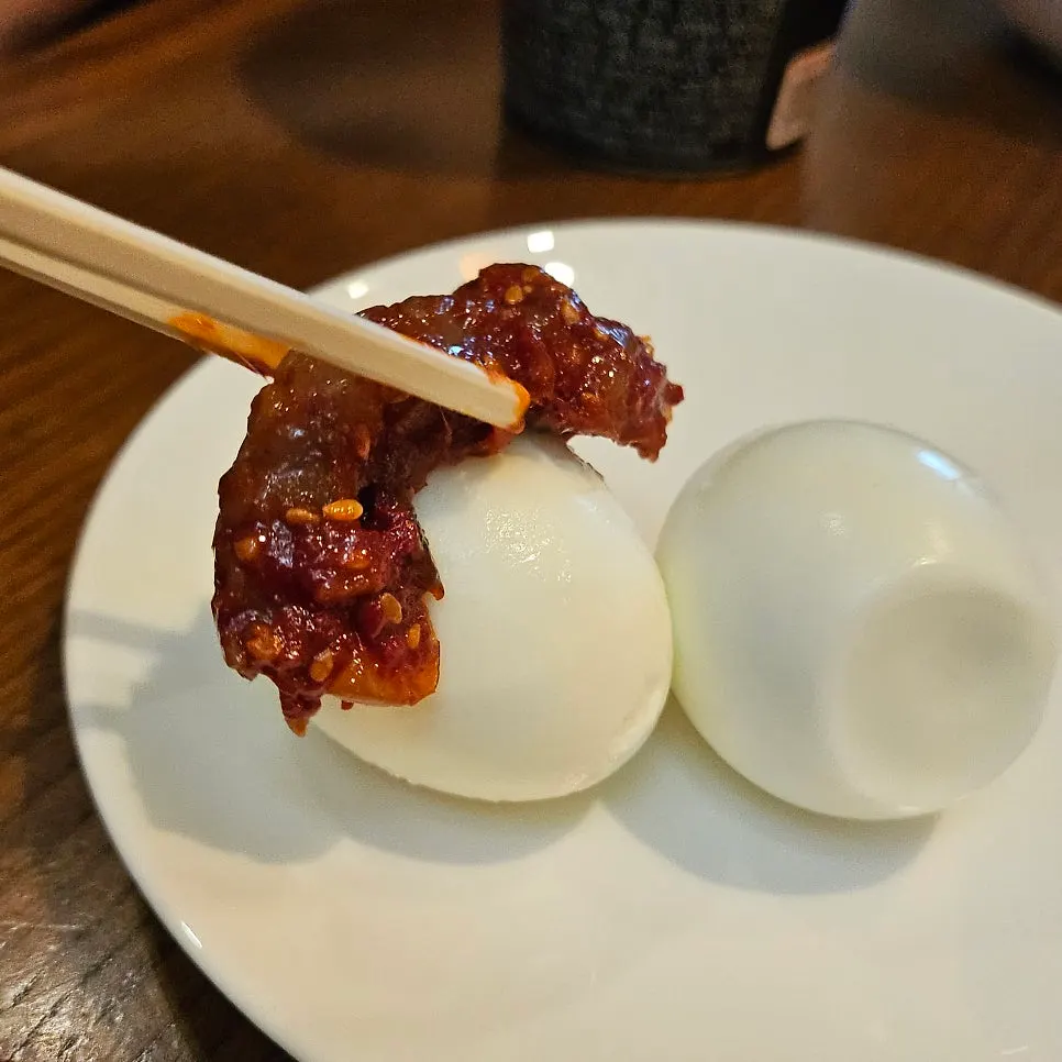 淋上香油的章魚醃拌飯一碗