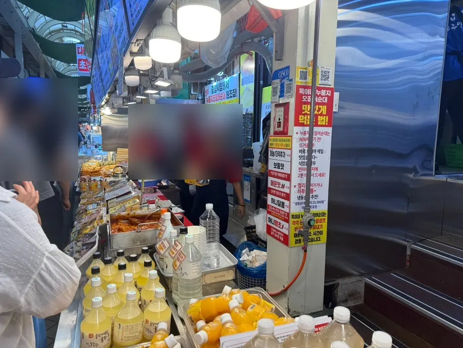 Storefront view of Ddogi-ne Twigim at Sokcho Jungang Market