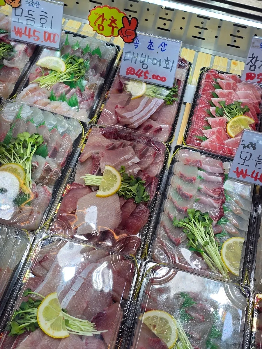 Sushi boxes displayed at Daeilho Bangeo