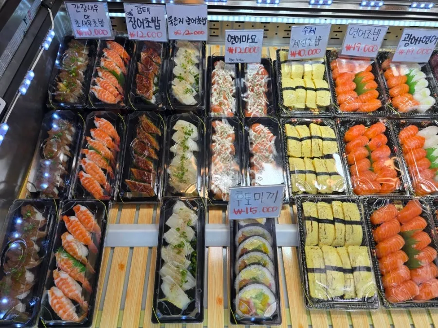 Sushi box varieties at Daeilho Bangeo