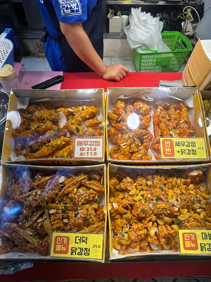 Fried chicken being cooked at the Sijang Dakjip counter