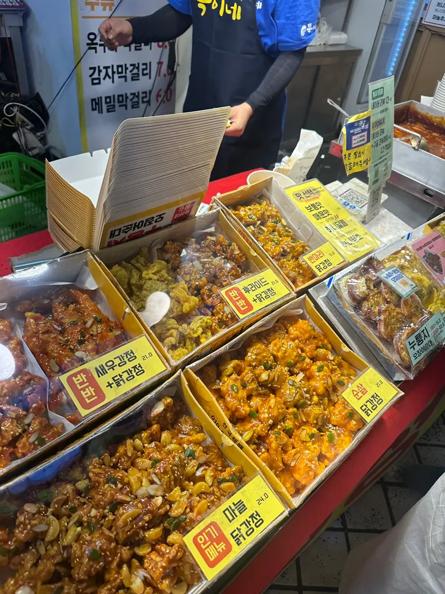 Storefront view of Sijang Dakjip in Sokcho Jungang Market